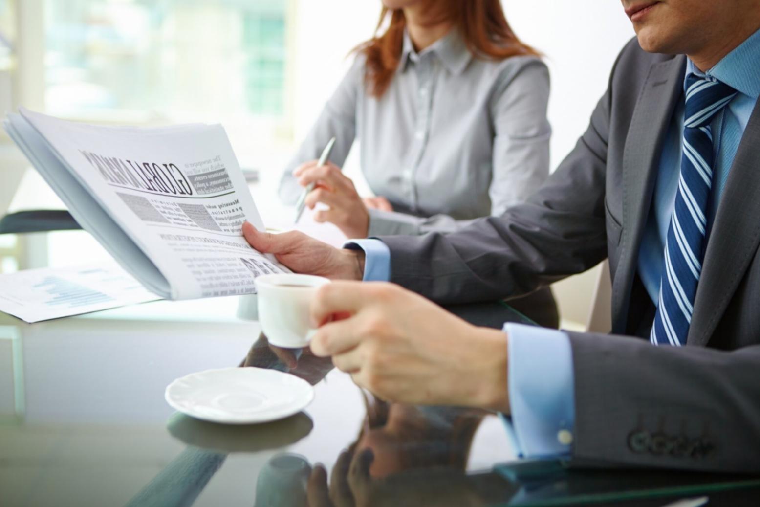 Professionelles Beratungsgespräch in modernem Büro