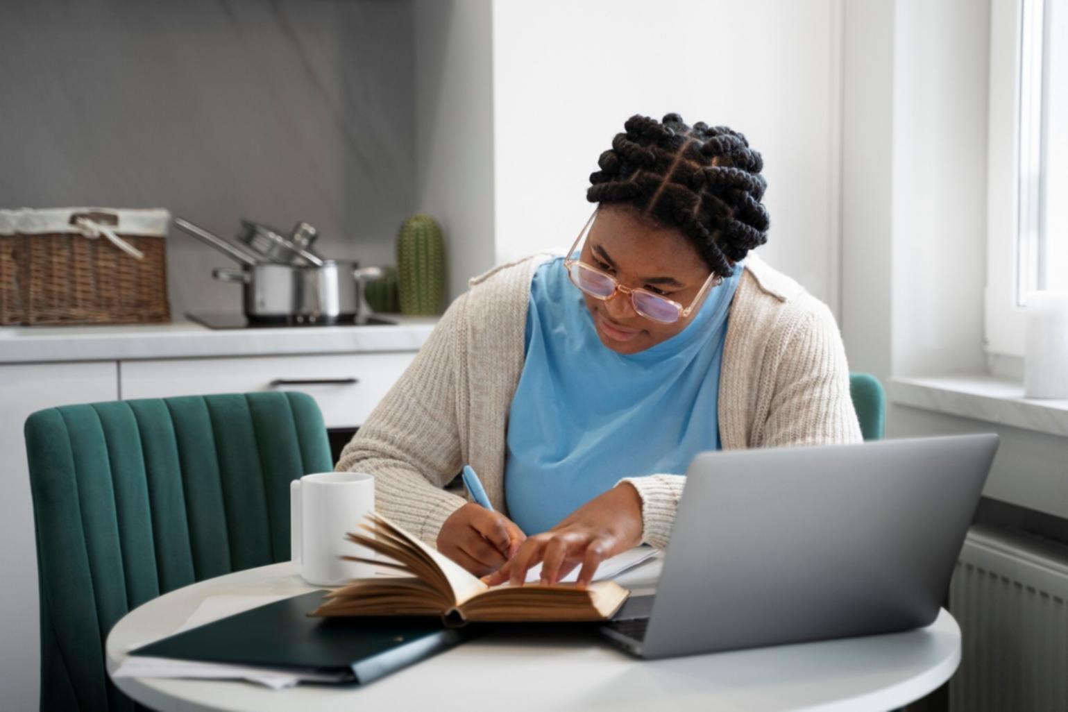 Finanzanalyst arbeitet an Liquiditätsberechnungen am Computer