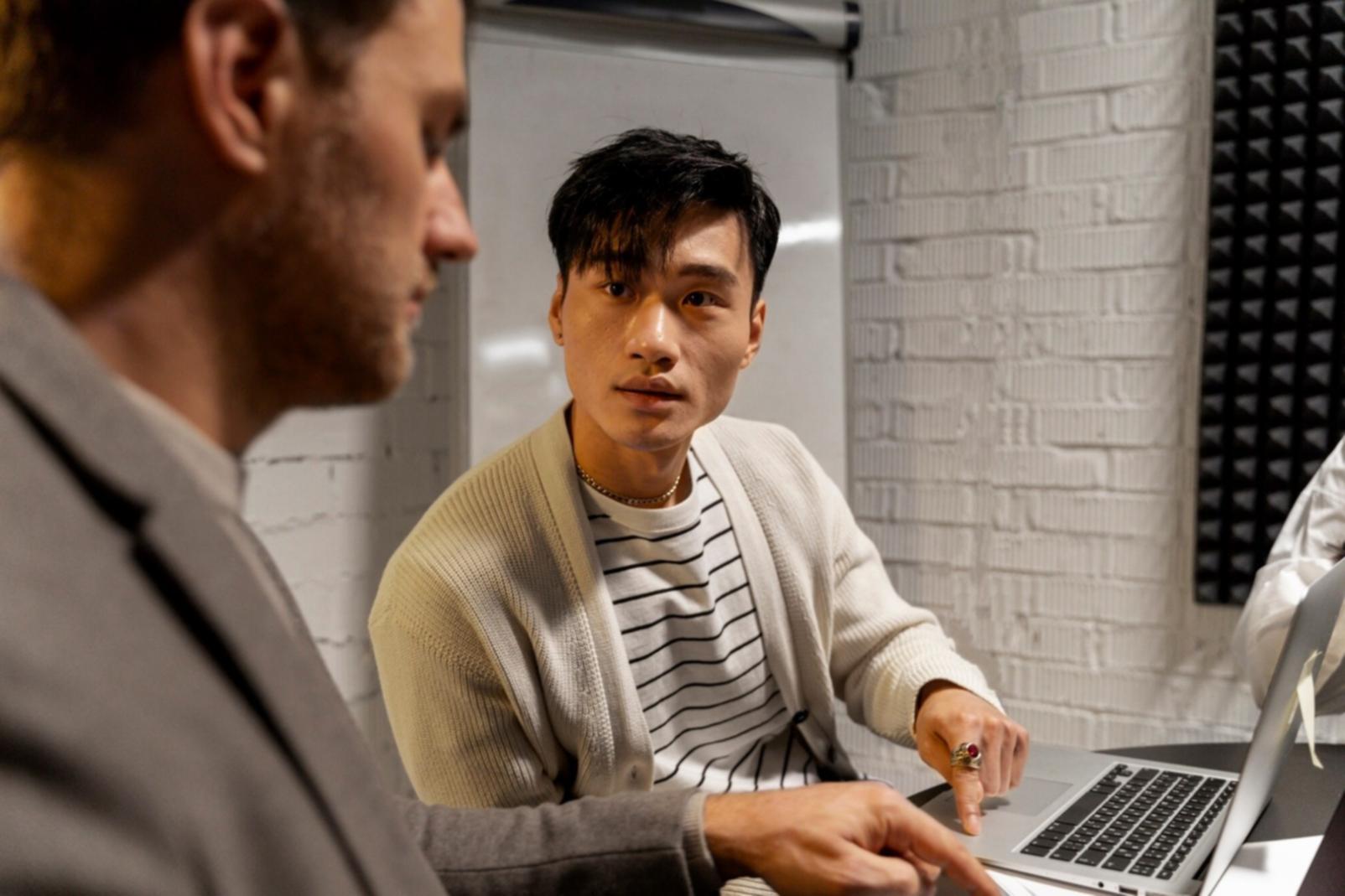 Moderne Lernumgebung mit Finanzunterlagen und digitalen Tools